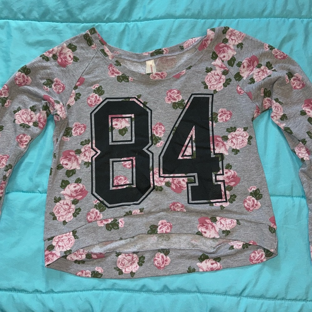 Long sleeve gray crop top with pink flowers